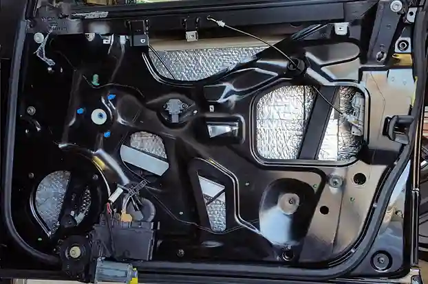 Automotive Soundproofing 2026: 3M Thinsulate vs. Dynamat & Multi-Layer Kits