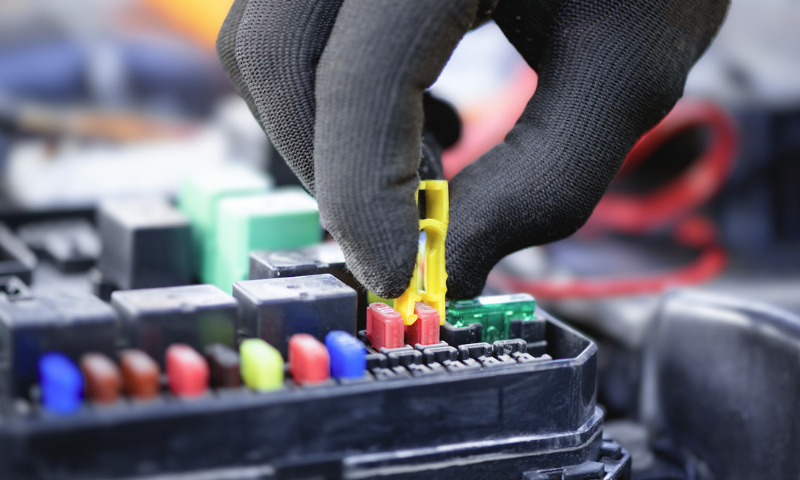 Best Automotive Fuses 2026: Bussmann vs. Littelfuse and High-Current Fuse Holders