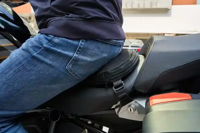 Best Motorcycle Seat Cushion Mastery 2026: Airhawk vs. Gel Insert Technology