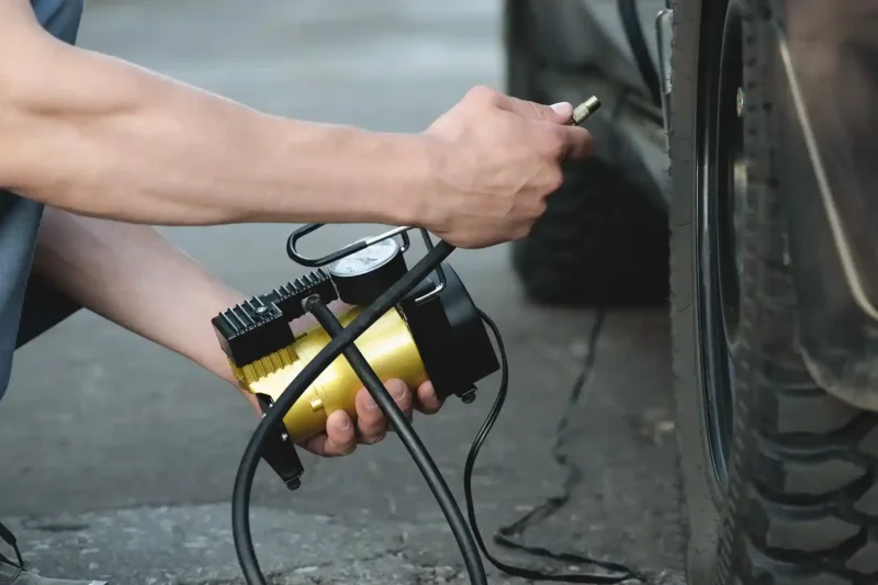 Best Portable Tire Inflator 2026: AstroAI Cordless vs. Fanttik X8 Apex and Compact 12V DC Compressors