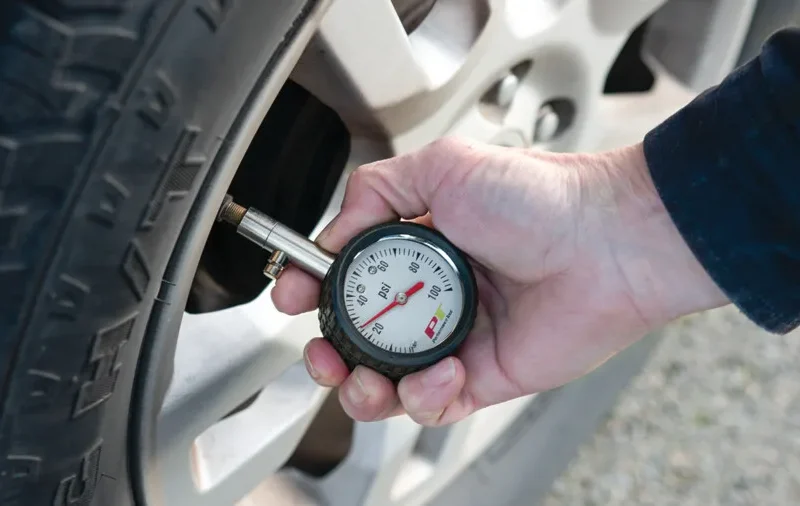 Best Tire Pressure Gauges 2026: Jaco ElitePro vs. AstroAI Digital and Nitrogen Calibration Tools