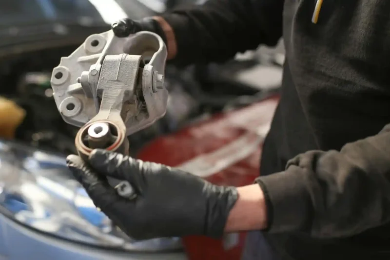 Symptoms of a bad engine mount